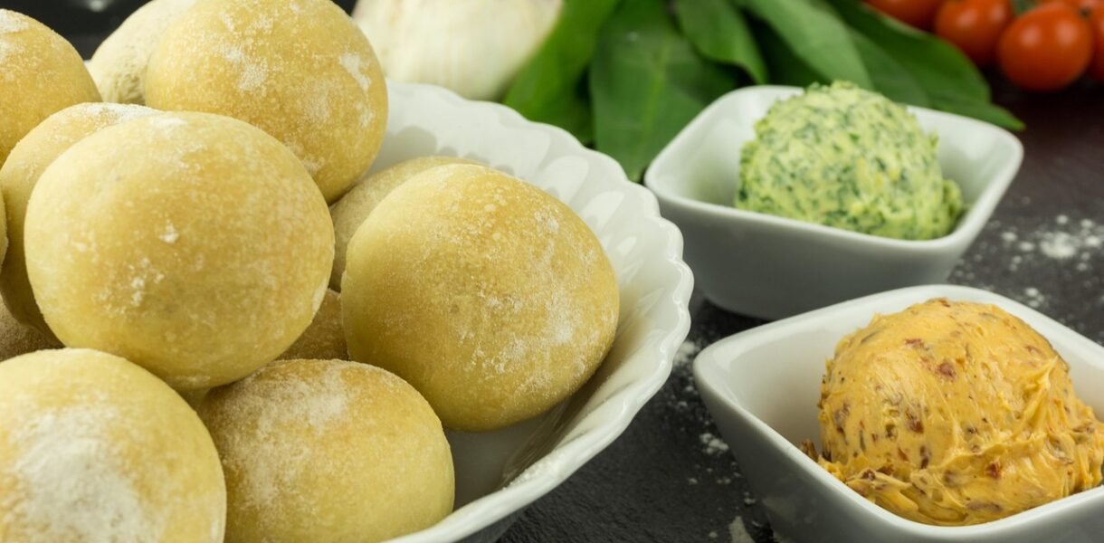 meal, cook, tasty, food, preparation, ingredient, gourmet, nourishment, enjoy the meal, italy, pizza rolls, pizza, butter, herb butter, wild garlic, tomatoes, garlic