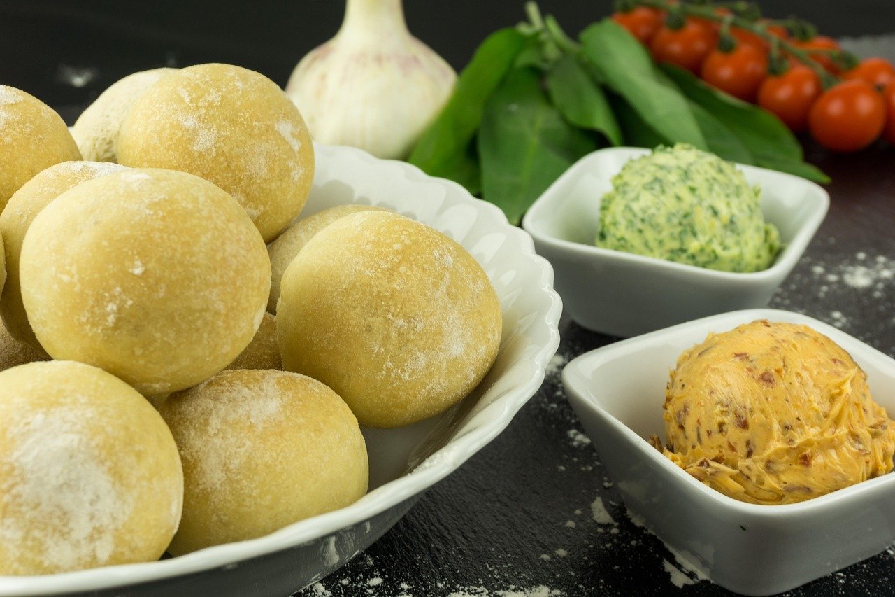 meal, cook, tasty, food, preparation, ingredient, gourmet, nourishment, enjoy the meal, italy, pizza rolls, pizza, butter, herb butter, wild garlic, tomatoes, garlic